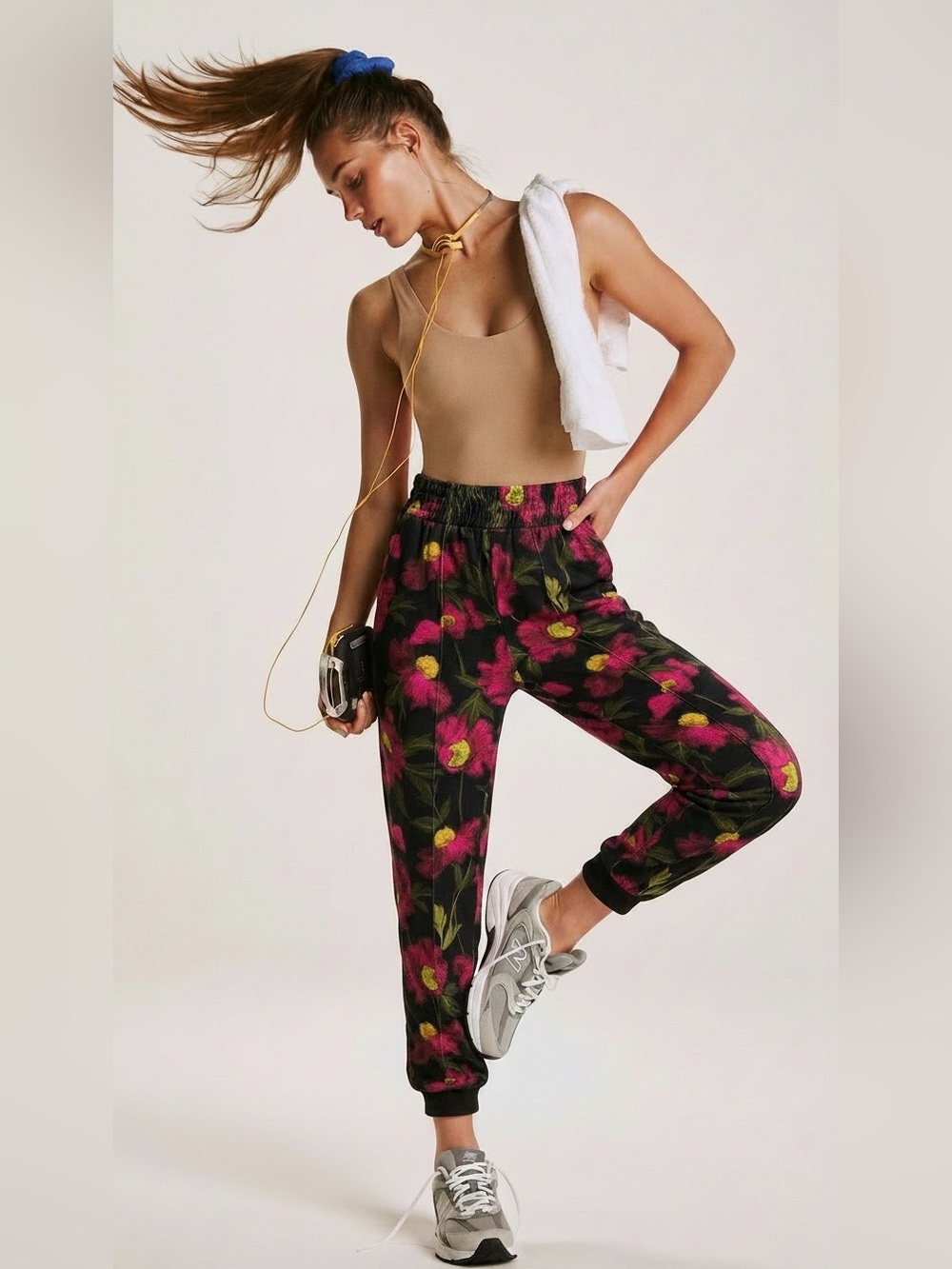 Alice + Olivia Black Jogger Pants with Pink & Green Floral Print size XS